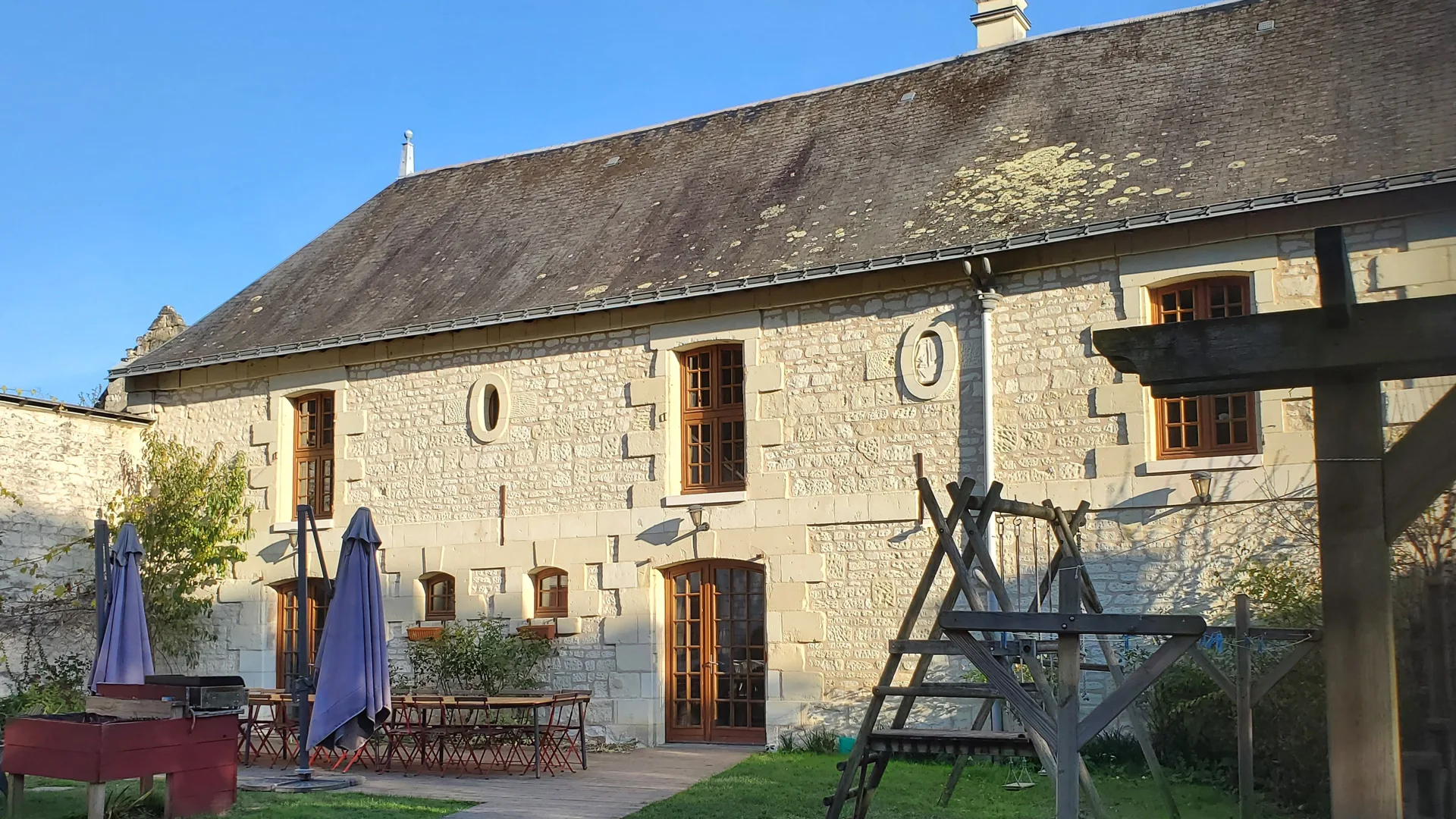 Façade depuis l'entrée